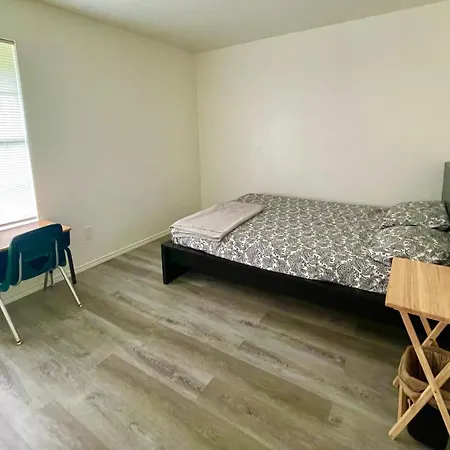 Private Room Near Downtown